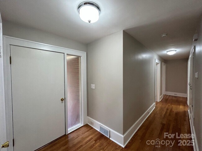 Building Photo - 2023 Robin Rd