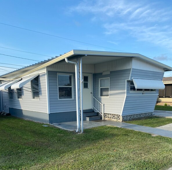 Primary Photo - 915 49th Ave Terrace W