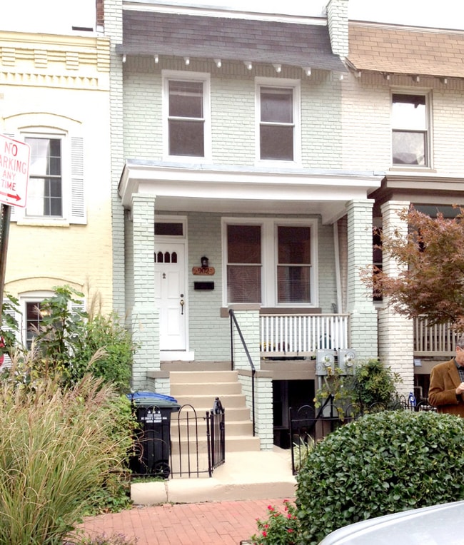 Building Photo - 902 I St SE