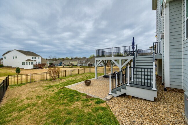 Building Photo - "Spacious 4-Bedroom Retreat with 3 Full Ba...