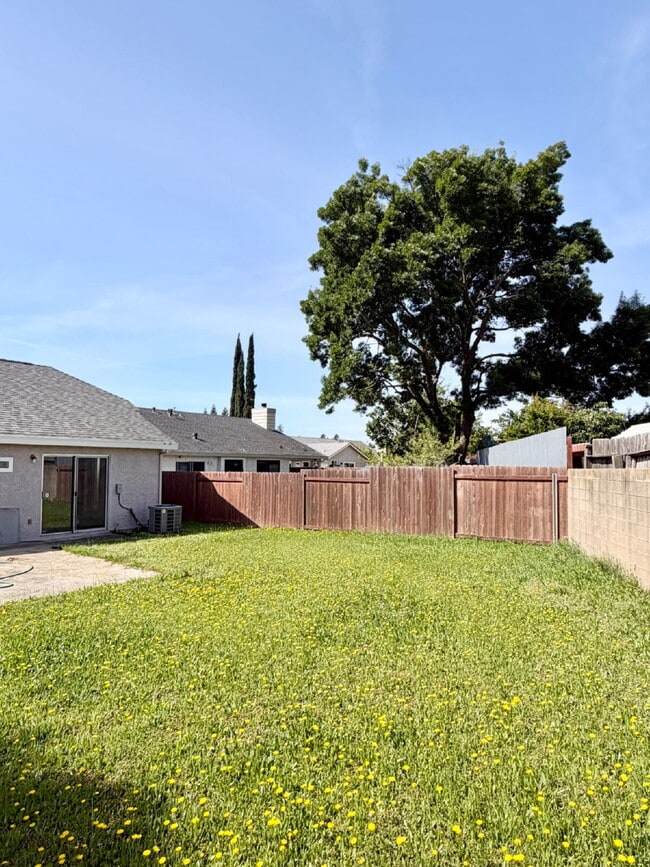 Building Photo - 3 bed 2 bath home vaulted ceilings close to hwy 80