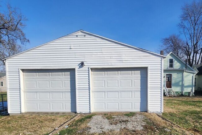 Building Photo - 2-3 Bedroom Home w/Large Kitchen - Section 8 Welcome & Pets Negotiable!