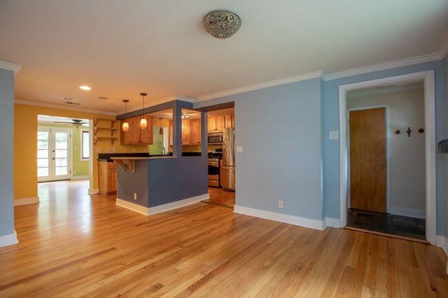 Building Photo - Charming 3 bedroom/2 bathroom Single Family Home!