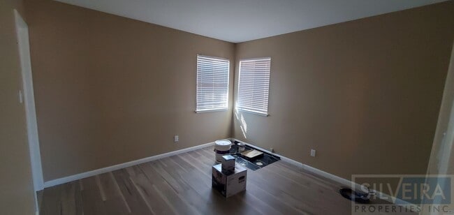 Building Photo - 1642 N Russell Ave