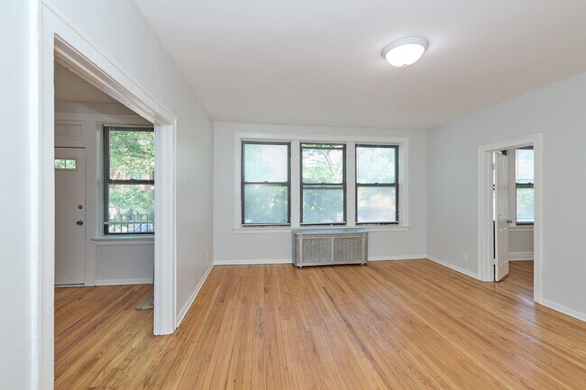 Building Photo - 5461 S Everett Ave