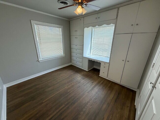 Building Photo - 3 Bed, 1 Bath, 2 Car Garage on Corner Lot in Midtown