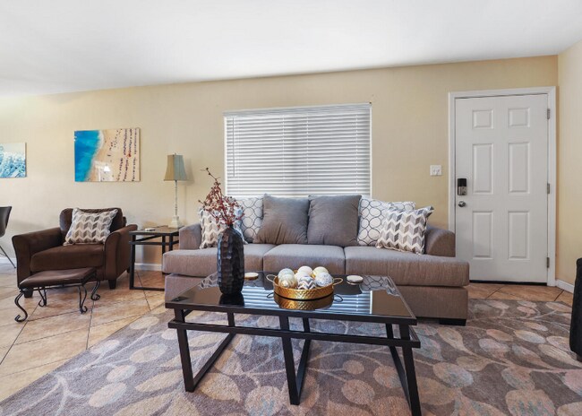 Building Photo - 718 N Floral St