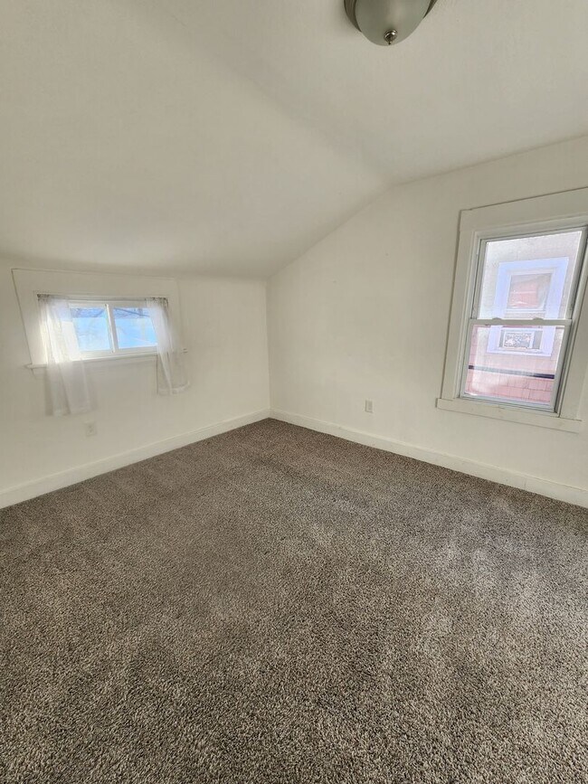 Building Photo - Beautiful 2 Bedroom home with all of the amenities