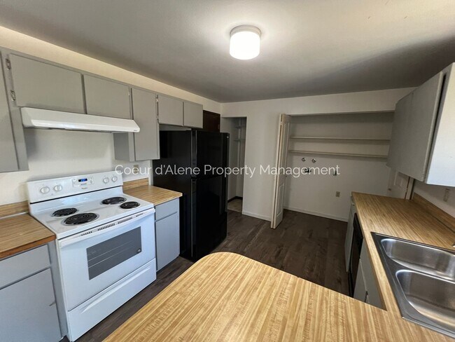 Building Photo - 520-30 Golden Sun