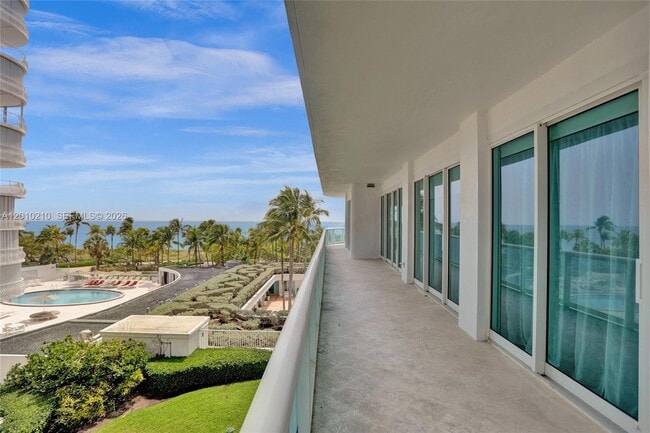 Building Photo - 10101 Collins Ave