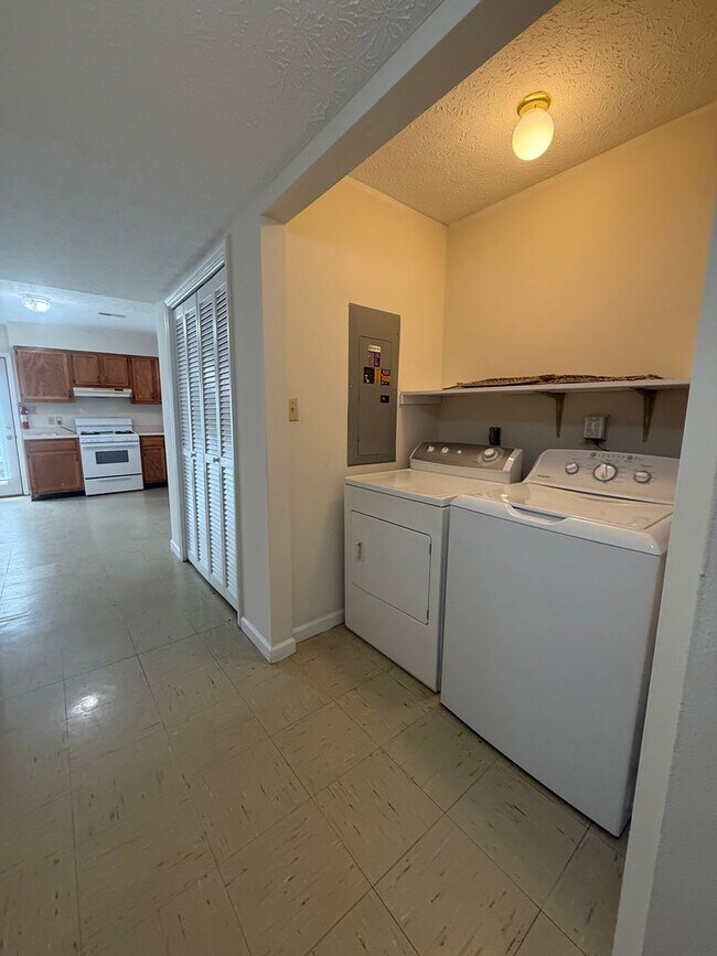 Building Photo - 1110 S Park Ave