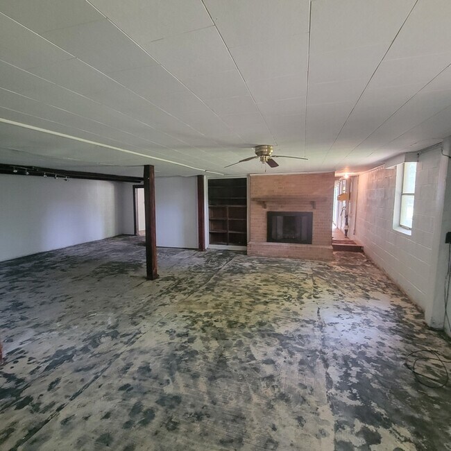 Building Photo - 216 Maxwell Dr
