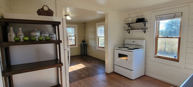 Building Photo - 2/1 Farmhouse in Smithville TX