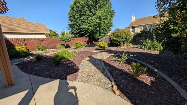 Building Photo - Must See! Cul de Sac Spacious 4 Bedroom