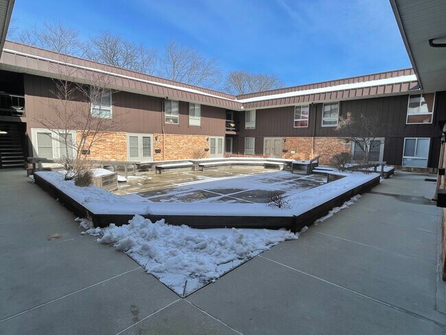 Secure courtyard - 4155 W Rivers Edge Cir