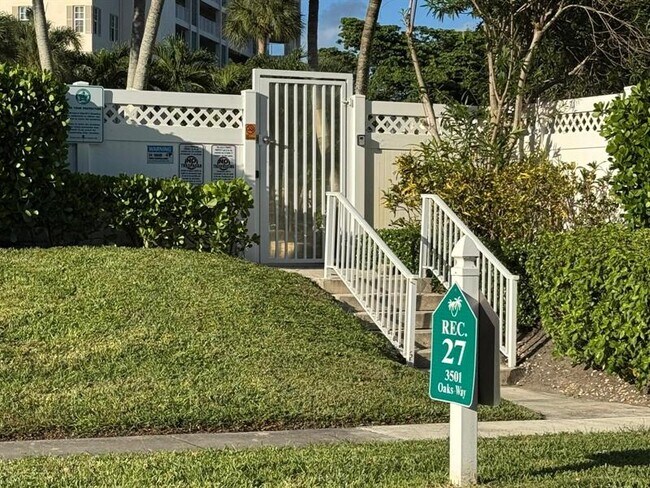 Building Photo - 3510 Oaks Way