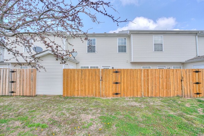 Building Photo - 415 Arapaho Dr