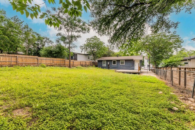 Building Photo - Charming & Updated Mid-Century 3 Bed/1 Bath in East Austin!