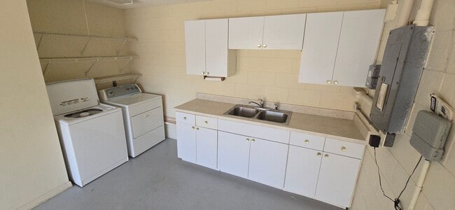 Building Photo - Prime Location – Just Minutes from Lake Su...