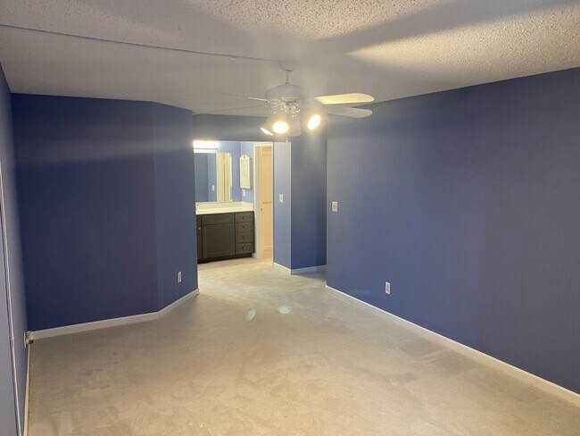 Building Photo - 423 Harbour Point