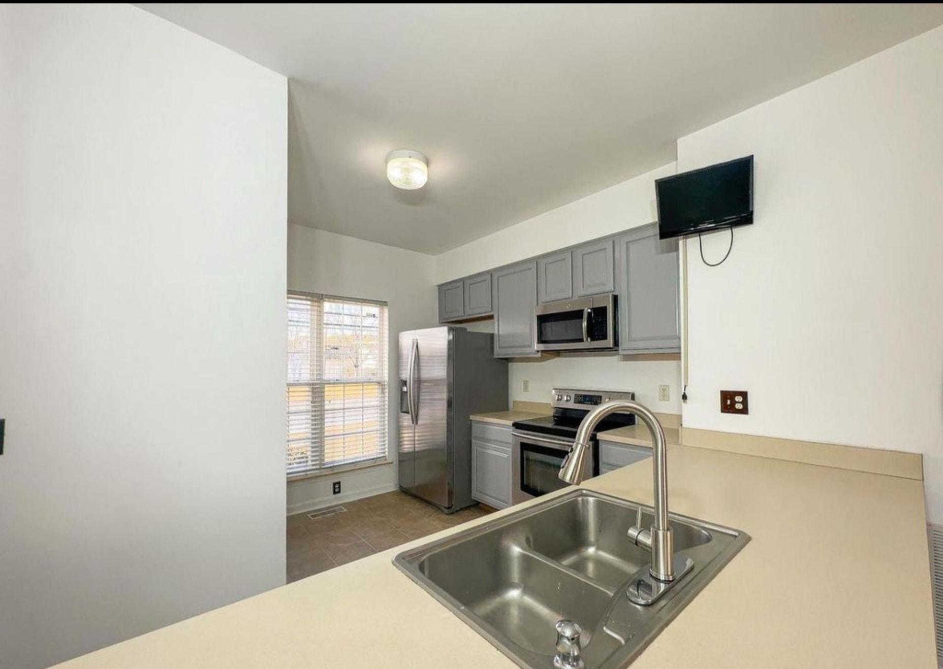 Kitchen - 8153 Telegraph Rd