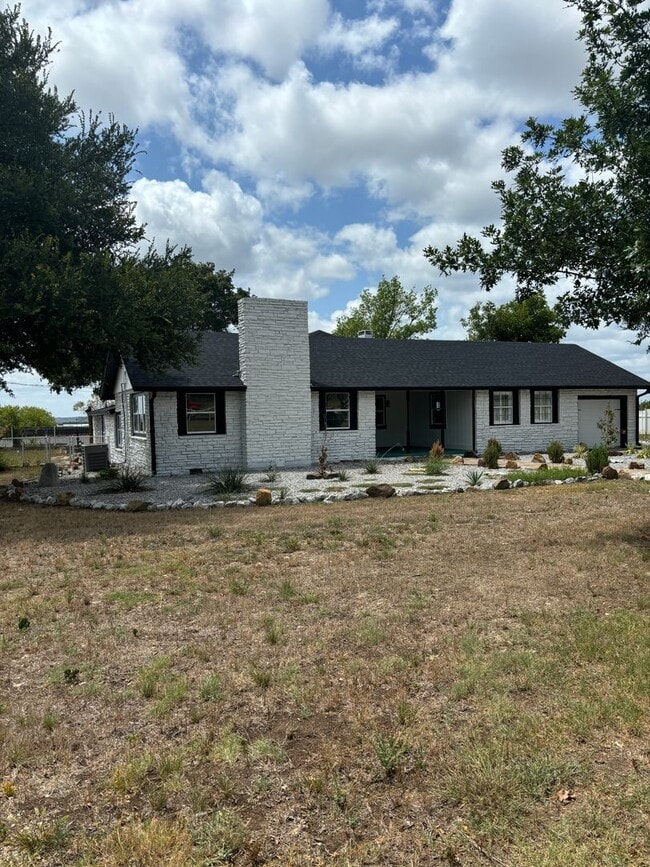 Building Photo - 1 Month Free Rent!! FarmHouse with Room for Everyone