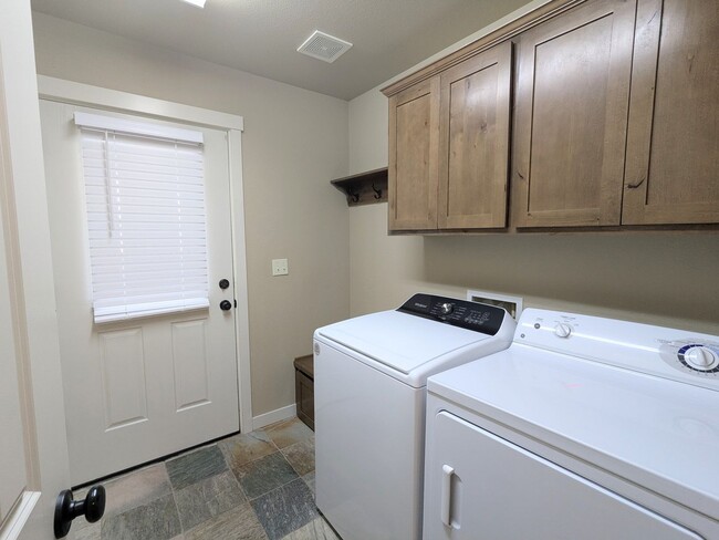 Building Photo - Gorgeous 3x2 townhouse, single-car garage, and two gas fireplaces