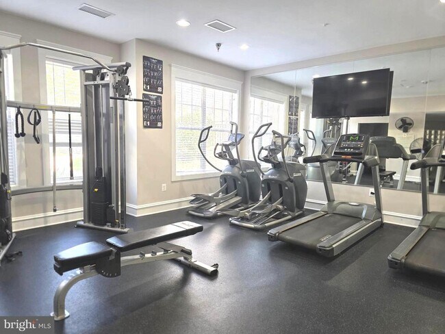 Building Photo - 1645 International Dr