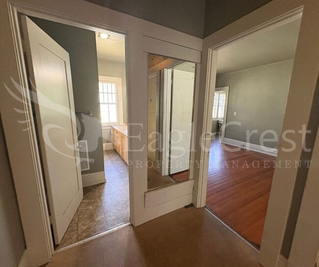 Building Photo - Large 8-Bedroom Home Across from Whitman College – Lawn Care Included