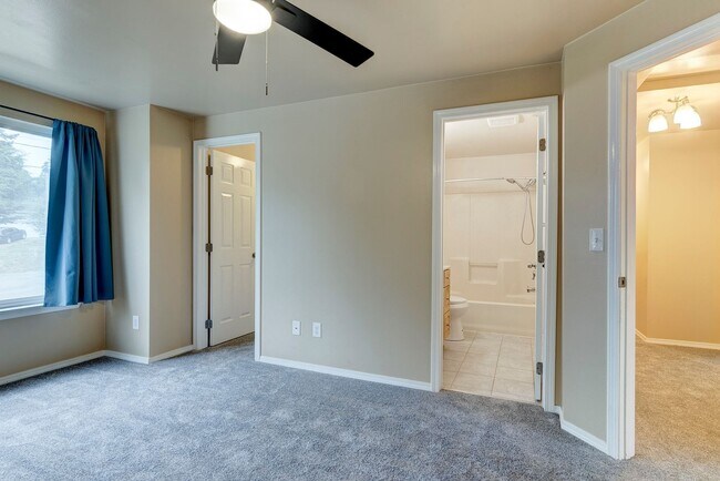 Building Photo - Charming Admirals Cove Home with Bonus Roo...