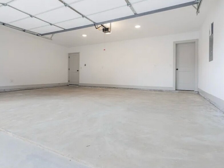 Building Photo - 615 King Arnold St