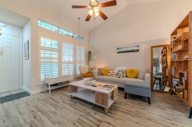 Building Photo - 1015 E Yager Ln