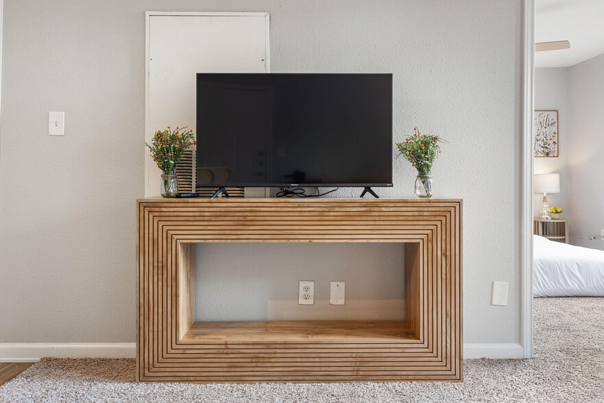 Building Photo - 8054 Exchange Dr