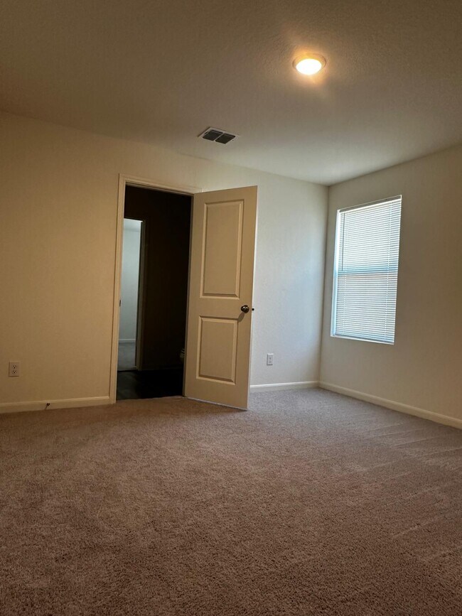 Building Photo - 14402 Woodland Holw