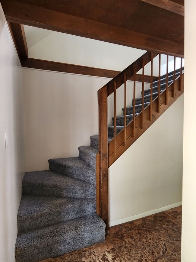 Building Photo - 2 Bedroom Home Located in Bloomfield