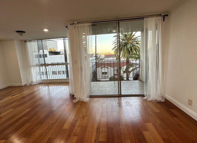 Building Photo - 137 S Palm Dr