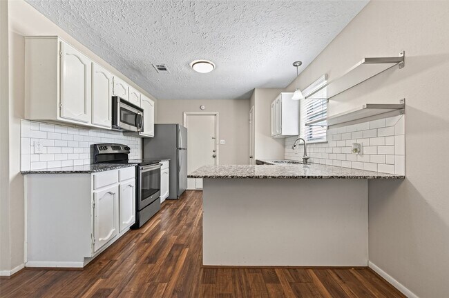 Building Photo - 5346 King Richard Dr