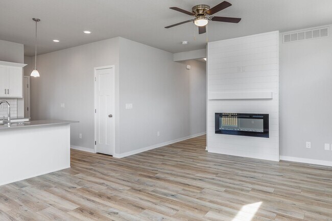 Building Photo - Stunning 3 Bedroom Home Nestled in Norwalk