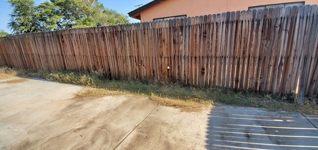 Building Photo - 4 Bedrooms, 2 Baths, Victorville Home in T...