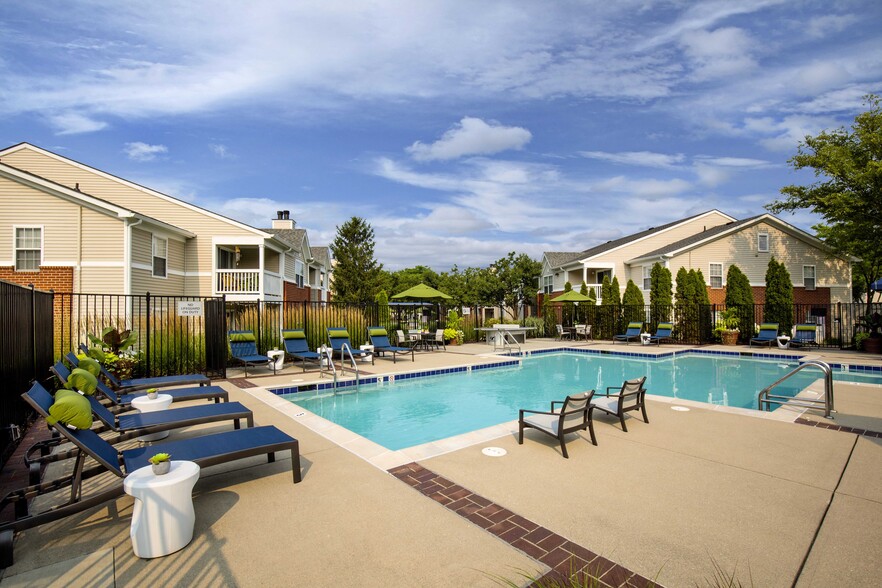 Resort-style pool and expansive sundeck - The Lakes Apartments