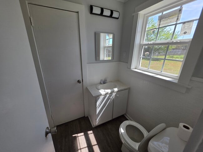 Building Photo - 1001 James St