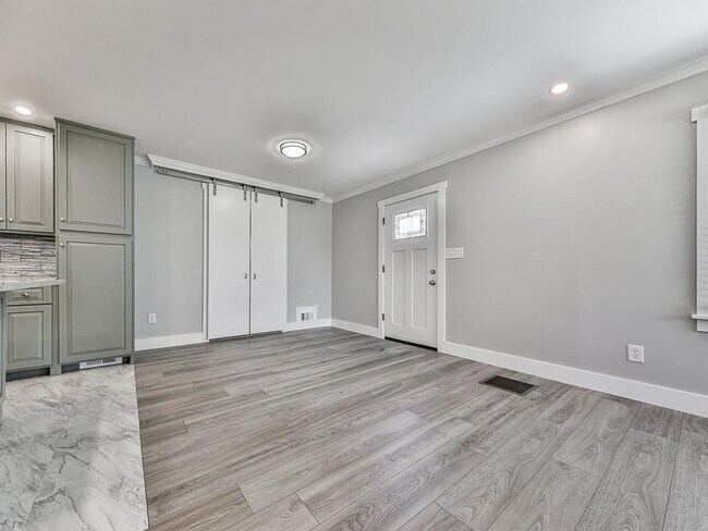 Building Photo - 2406 Pine Dr NW