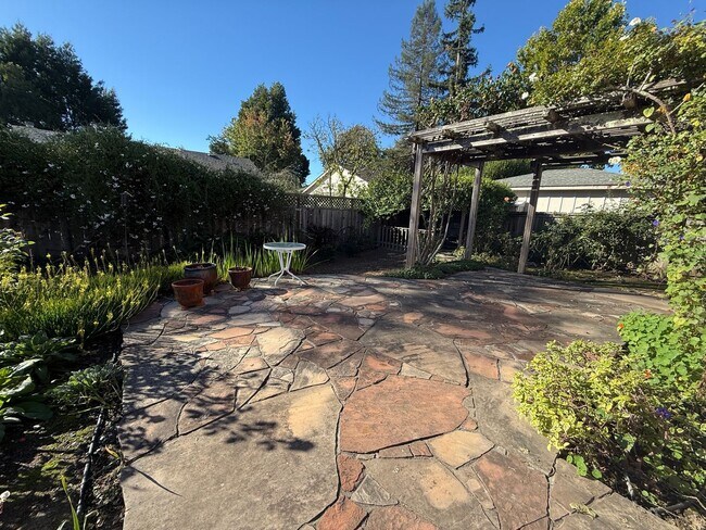Building Photo - Experience the perfect blend of comfort, s...