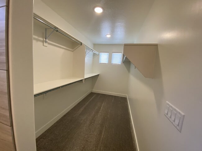 Building Photo - "PETS WELCOME" Beautiful 4-Bed Detached To...