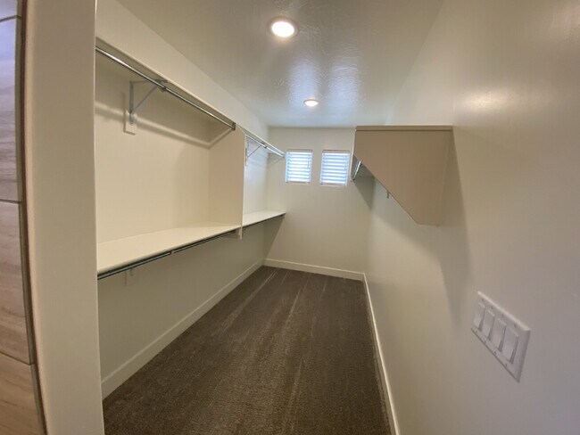 Building Photo - "Spacious 4-Bedroom Townhouse Retreat on S...