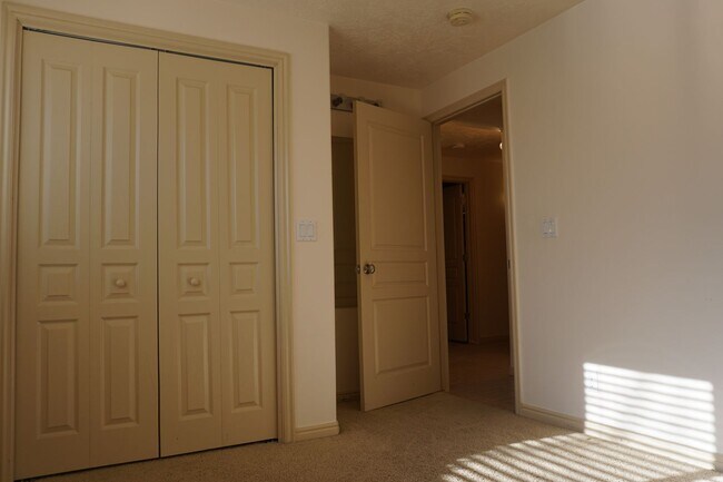 Building Photo - Beautiful Pleasant Grove 6 Bedroom With Mo...