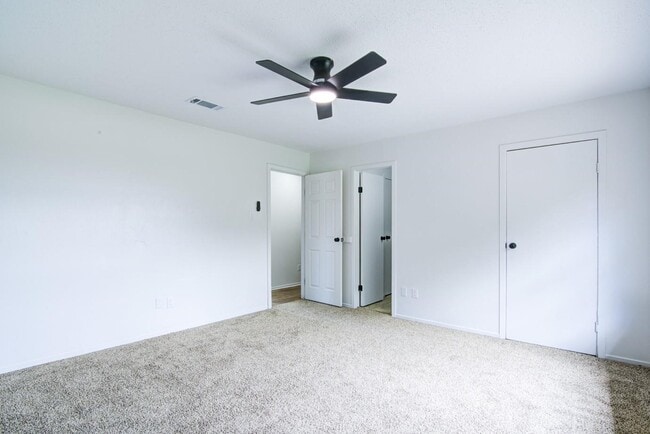 Building Photo - 402 Tresvant Dr