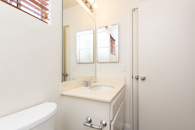 Building Photo - 2 Bedroom Townhome in Scripps Ranch