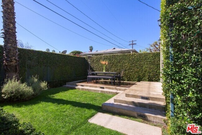 Building Photo - 8842 Dorrington Ave
