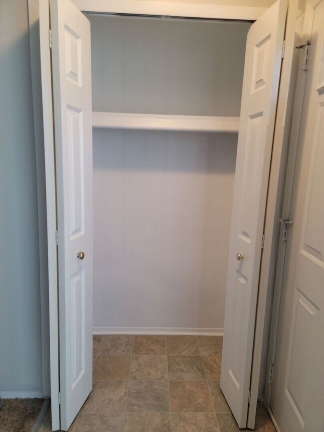 Building Photo - Charming unit in a quiet neighborhood
